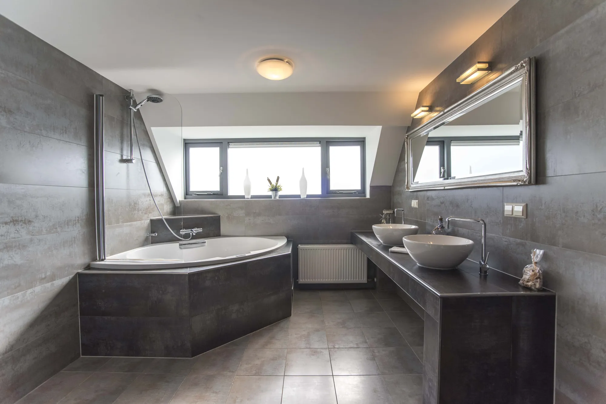 Bathroom with a whirlpool bath