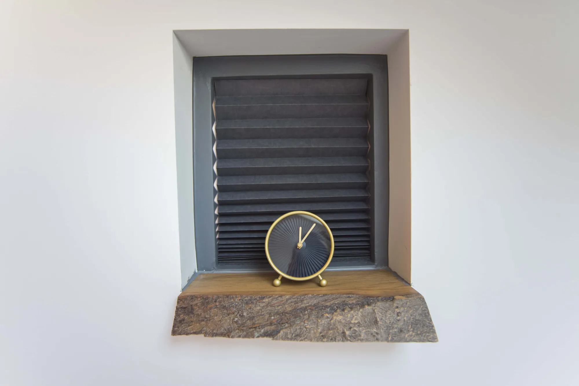 Clock in the window niche