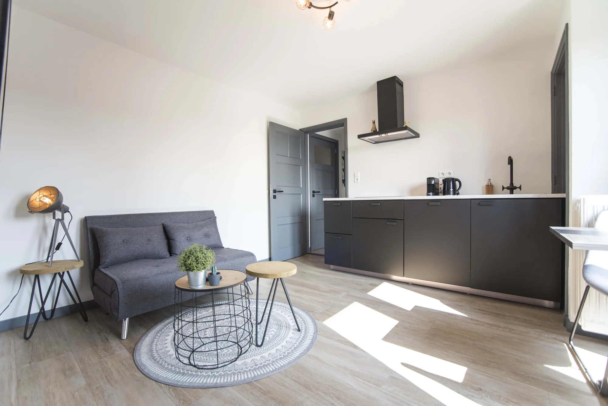 Lounge corner and kitchen